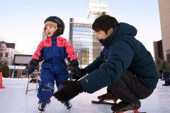 出島さん（右）のアドバイスで立ち上がる子ども