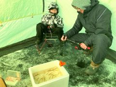 ホロカヤントーでワカサギ釣りを楽しむ親子（４日午前８時ごろ）