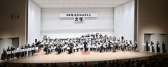 太田さんの還暦を祝い演奏する教え子ら（塩原真撮影）