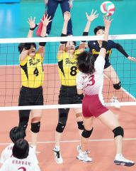 【女子１回戦・札幌山の手―明徳義塾】第１セット、ブロックに跳ぶ札幌山の手の（４）鳥本志音と（８）伊藤幸芽（東京体育館、大賀章好撮影）