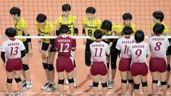 【女子１回戦・札幌山の手―明徳義塾】試合を終え、健闘をたたえ合う（８）伊藤幸芽ら札幌山の手の選手たち（東京体育館、大賀章好撮影）