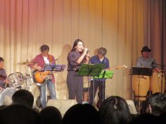 前座を務めたＹａｊｉＧｒｏｏｖｅの演奏