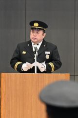 訓示を述べる宮坂寿文団長（須貝拓也撮影）