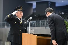 北海道知事表彰を受ける川西第２分団長の西上和男さん＝左（須貝拓也撮影）