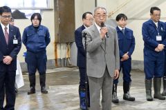 今年の決意などを示す亀田組合長