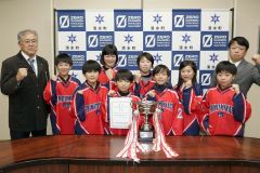 全道小学生アイスホッケ―選手権へ　清水御影アイスホッケー少年団が清水教育長を表敬
