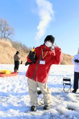 ワカサギ釣りを楽しむ群馬県吉岡町の小学生