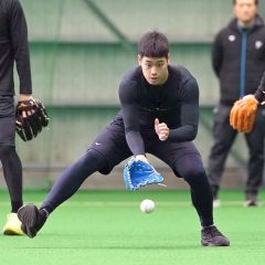 新人合同自主トレーニングが始まり、ノックを受ける澁谷純希投手（帯農高３年）＝９日午前１０時２０分ごろ、大賀章好撮影