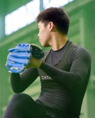 新人合同自主トレーニングが始まり、キャッチボールを行う澁谷純希投手（帯農高３年）＝９日午前１０時１５分ごろ、大賀章好撮影