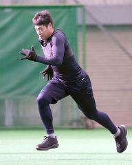 新人合同自主トレーニングが始まり、体を動かす澁谷純希投手（帯農高３年）＝９日午前９時５０分ごろ、大賀章好撮影