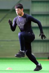 新人合同自主トレーニングが始まり、体を動かす澁谷純希投手（帯農高３年）＝９日午前９時５０分ごろ、大賀章好撮影