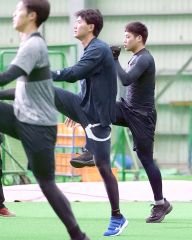 新人合同自主トレーニングが始まり、他の選手と体を動かす澁谷純希投手（右、帯農高３年）＝９日午前９時４０分ごろ、大賀章好撮影