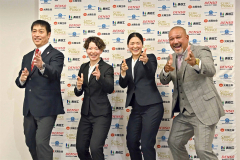 大会に向けて意気込む（左から）飯塚祐司監督、小池詩織主将、細山田茜副主将、アレックスラミレス・日本アイスホッケー連盟理事