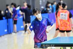 【女子１位トーナメント準々決勝・帯四―恵庭】チームを引っ張り、ベスト８入りに貢献した帯四の小松由奈主将（手前）