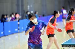 【女子１位トーナメント準々決勝・帯四―恵庭】チームを引っ張り、ベスト８入りに貢献した帯四の小松由奈主将（手前）