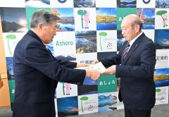 足寄町社協の星崎会長から表彰状を受け取る斉須さん（右）