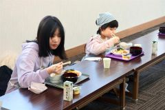 おいしく味わう児童