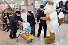 「１１０番」の適切な利用を呼び掛ける「ほくとくん」と広尾署員