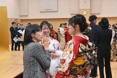 恩師との久々の会話に笑顔があふれる参加者たち（芽室）