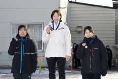 女子５００メートル表彰。（左から）２位の奥秋静子、優勝の松島未来、３位の笹渕和花