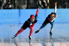 【女子５００メートル】バックストレートで力走する奥秋静子（左手前）。後方は笹渕和花（金野和彦撮影）