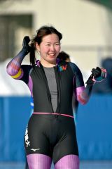 女子１５００メートルで会心のレースで優勝し、笑顔を見せる奥秋智佳（金野和彦撮影）