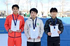男子５００メートル表彰。（左から）２位の軍司冬馬、優勝の辻本颯芽、３位の熊谷宗一郎