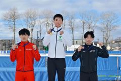 男子１５００メートル表彰。（左から）久保颯大、優勝の新海大輝、３位の日下賢将