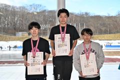 【男子５０００メートル】表彰台に上がる優勝の所旺佑（中央、札内東）、２位の加藤煌瑛（左、大樹）、３位の佐藤将太（別海ライジング）