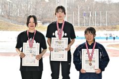 【女子１５００メートル】表彰台に上がる優勝の山本彩瑛（中央、大樹）、２位の成田陽愛（左、帯五）、河村京葉（右、士幌中央）