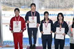 【女子５００メートル】表彰台に上がる（左から）２位の保木陽向（帯二）、優勝の酒井夏羽（浦河二）、同タイムで３位の宮浦柚葵（帯七）と笹渕花乃（同）