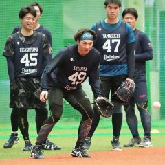 新人合同自主トレでノックを受けるオリックス・片山楽生（中央）＝大阪市内（大賀章好撮影）