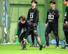 新人合同自主トレでノックを受けるオリックス・片山楽生（左）＝大阪市内（大賀章好撮影）