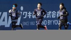 新人合同自主トレでポール間を激走するオリックス・片山楽生（左）＝大阪市内（大賀章好撮影）