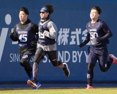 新人合同自主トレでポール間を激走するオリックス・片山楽生（中央）＝大阪市内（大賀章好撮影）