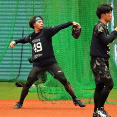 新人合同自主トレでキャッチボールをするオリックス・片山楽生（左）＝大阪市内（大賀章好撮影）