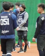 新人合同自主トレで笑顔を見せるオリックス・片山楽生（中央）＝大阪市内（大賀章好撮影）