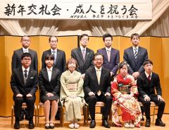 障害者４人が二十歳の節目　手をつなぐ育成会が成人を祝う会