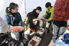 一斗缶で自作した焼き台を使ってジンギスカンを楽しむ参加者