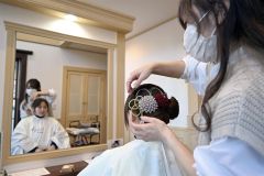 髪結いで大忙しの美容室（１２日午前１０時ごろ、「ヘアメイクアグリ」で。須貝拓也撮影）