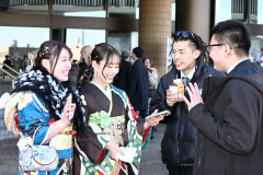 旧友との再会を喜ぶ式典参加者（１２日午前１０時３０分ごろ、須貝拓也撮影）