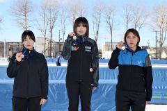 女子３０００メートル表彰。（右から）３位の飯田明音、優勝の重堂沙姫、２位の三井こころ