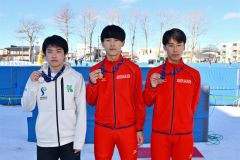 男子１０００メートル表彰。（左から）２位の辻本颯芽、優勝の久保颯大、３位の宮坂大地