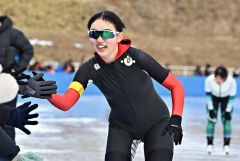 【女子１０００メートル】優勝を決め観客と喜ぶ山本彩瑛（大樹）