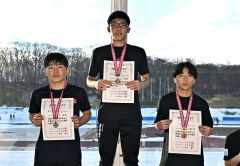 【男子１０００メートル】表彰を受ける優勝の宮本哲朗（中央、帯第一）、２位の鈴木彪雅（左、佐呂間）、３位の鎌田悠仁郎（右、中札内）、