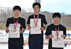 【男子３０００メートル】表彰を受ける優勝の所旺佑（中央、札内東）、２位の鎌田碧生（左、緑南）、３位の立花侑二郎（右、小清水）