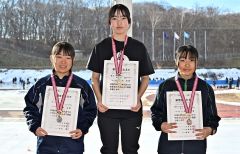 【女子１０００メートル】表彰を受ける優勝の山本彩瑛（中央、大樹）、２位の河村京葉（左、士幌中央）、３位の酒井夏羽（右、浦河二）
