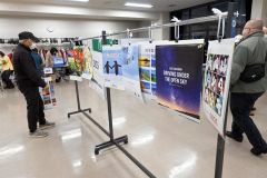 カレンダーを吟味する来場者ら