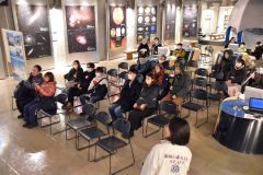 天文台スタッフから火星の説明を受ける参加者