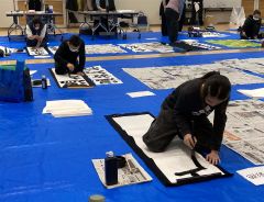 さまざまな世代が書き初めに挑んだ